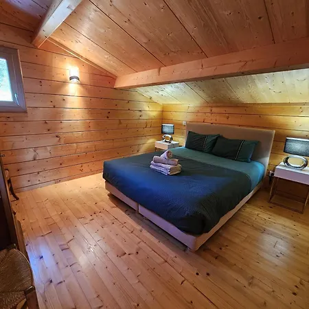 Le Des Pins Sur Les Vignes בקתה