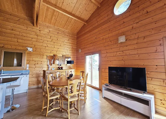 Le Des Pins Sur Les Vignes *