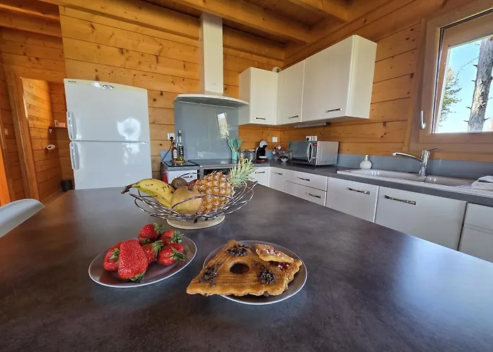 Le Des Pins Sur Les Vignes *